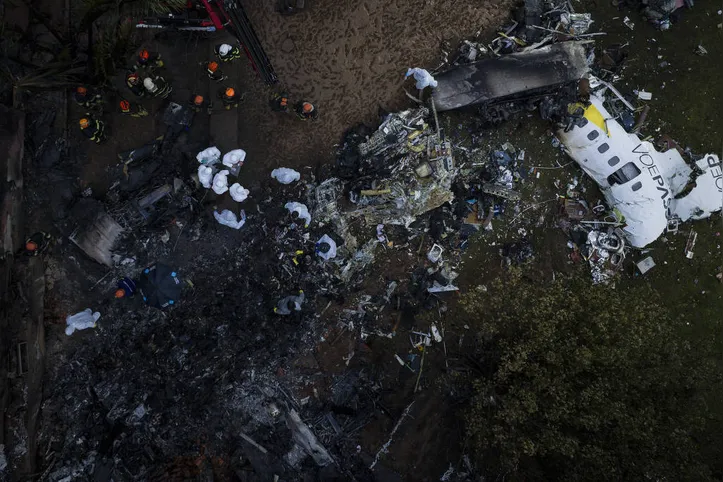 Destroços do avião da Voepass após queda em condomínio