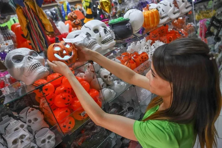 Entre os itens mais procurados pelos consumidores estão as fantasias, objetos de decoração horripilantes e produtos de maquiagem artística