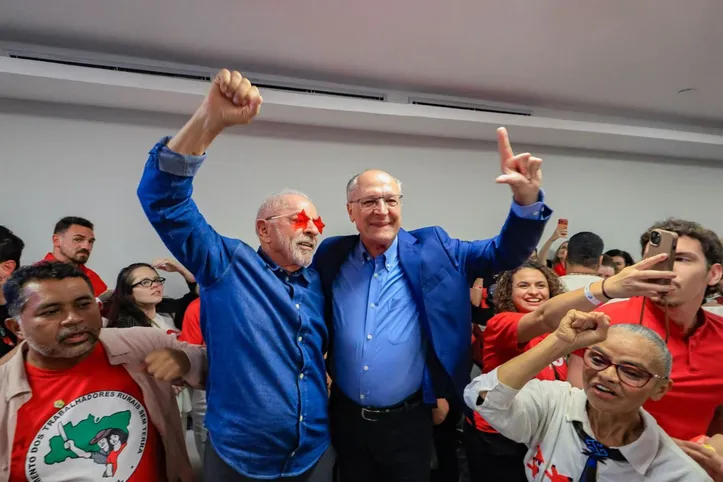 Lula comemora vitória logo após o TSE anunciar o resultado do segundo turno da eleição
