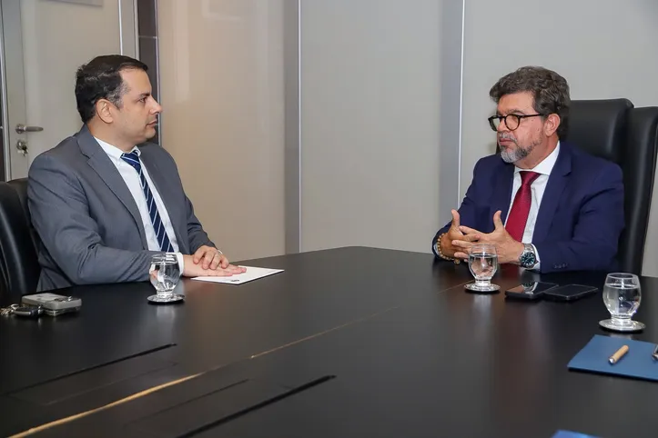 O diretor-executivo da Organização Arnon de Mello, FERNANDO JAMES, foi recebido pelo presidente em exercício do Tribunal de Justiça de Alagoas, CARLOS CAVALCANTI, que o convidou para o Encontro Nacional de Vice-presidentes de Tribunais de Justiça do Brasil, em Maceió, no dia 26 de novembro
