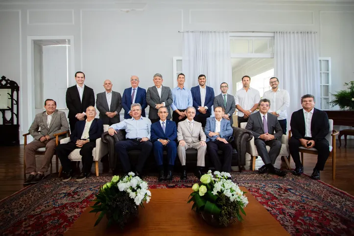 O governador em exercício de Alagoas, FÁBIO BITTENCOURT, reuniu empresários de diferentes setores da economia alagoana, ontem, durante almoço no Museu Palácio Floriano Peixoto, para reconhecer a contribuição da iniciativa privada ao desenvolvimento econômico e social do estado