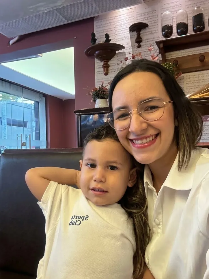 Bento, de 2 anos e 7 meses, e sua mãe, Nara Nascimento