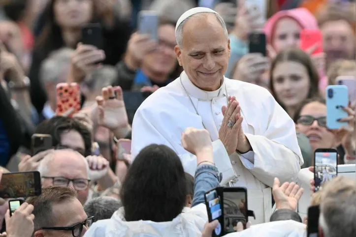 Papa Leão 14 cumprimenta fiéis na Praça de São Pedro