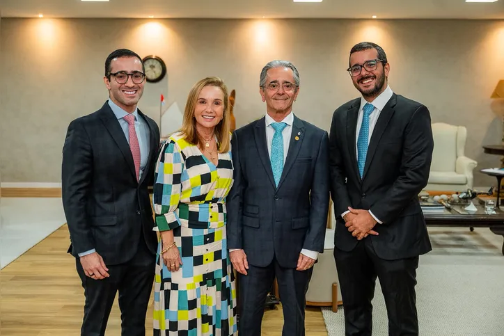 Fábio Bittencourt assumiu o governo na presença de familiares