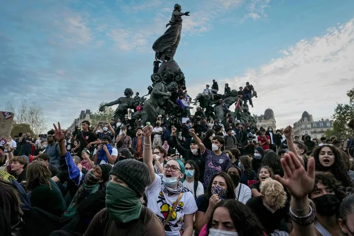 Manifestantes se reúnem em volta de estátua no centro de Paris