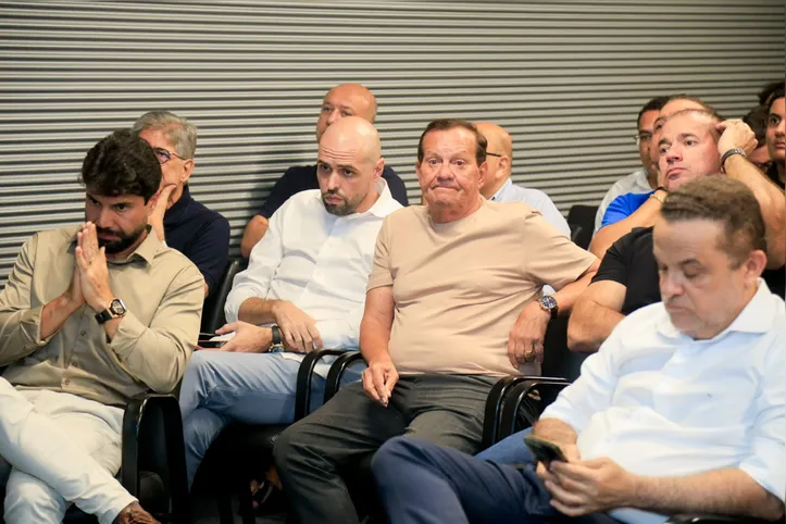 Rafael Tenório (C) será presidente do CSA pela quarta vez