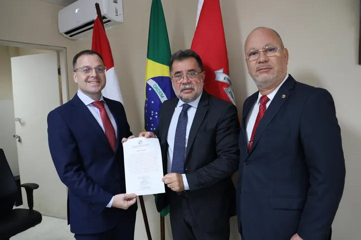 MÁRIO LIMA COSTA GOMES DE BARROS, à esquerda na foto, ao lado do chefe do MPAL, LEAN ARAÚJO, e do promotor de Justiça EDELZITO ANDRADE, é o primeiro promotor a ingressar no órgão por meio da permuta nacional entre Ministérios Públicos.