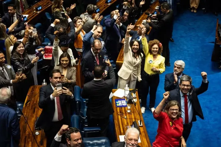 Senadores comemoram aprovação da PEC que acaba com a escala 6x1 e reduz jornada de trabalho