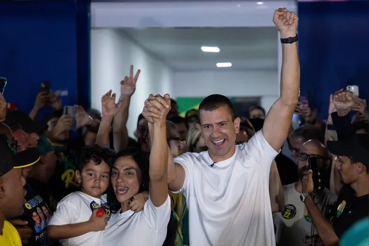 O presidente da Alerj, Douglas Ruas (PL), em ato no Rio