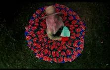 Janu mistura psicodelia com cultura popular em clipe de "Caiu no Poço"